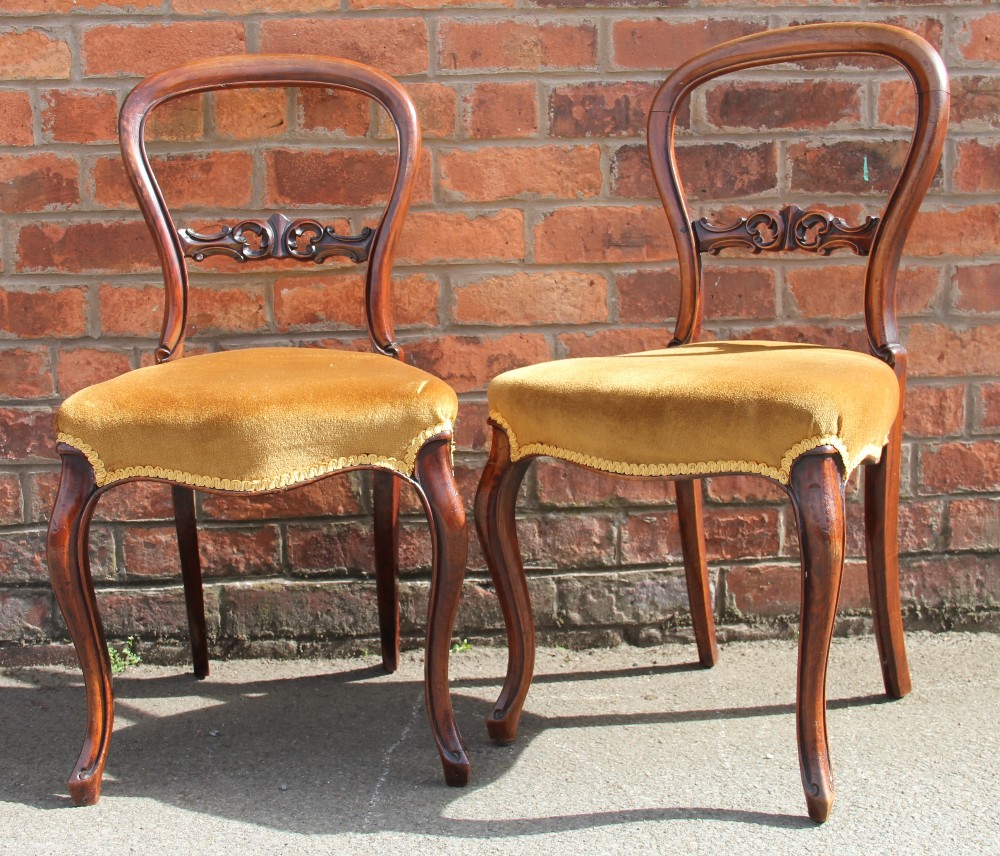 A set of six Victorian walnut dining chairs, with golden dralon upholstered seats, - Bild 2 aus 2