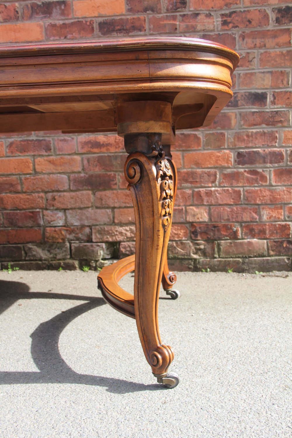 A late 19th century French carved walnut extending dining table, - Bild 3 aus 3