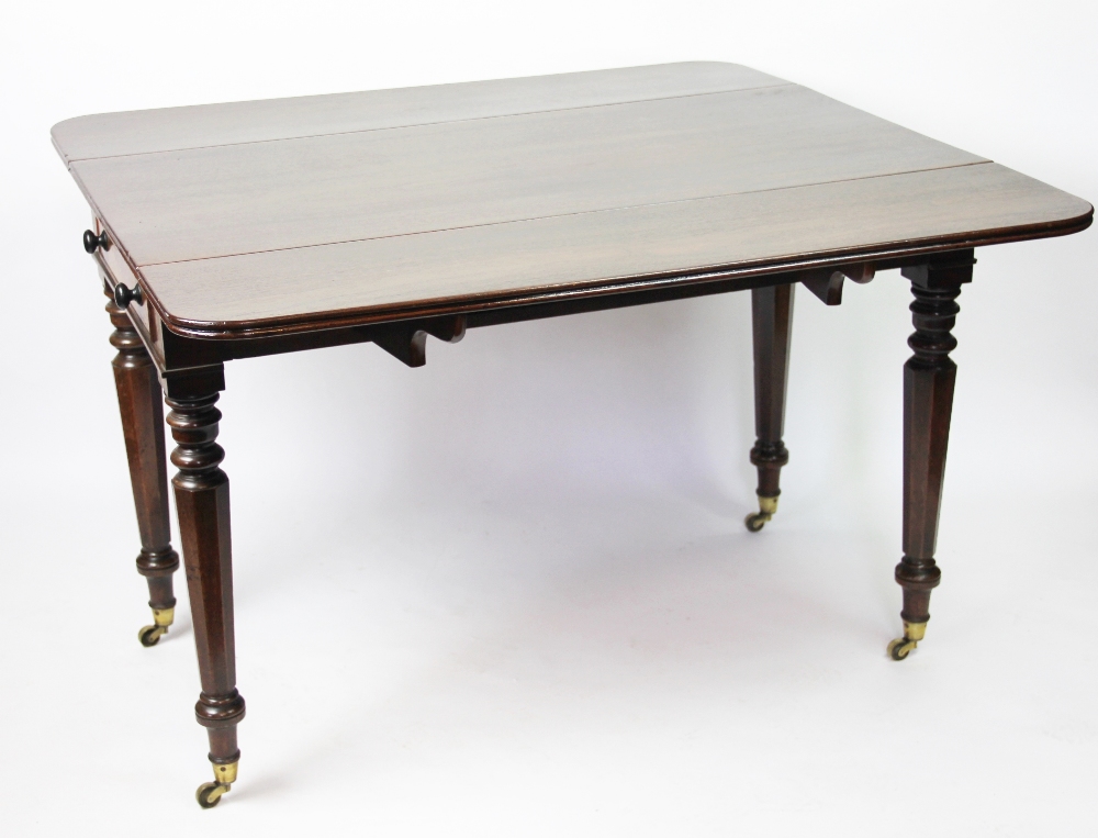 A William IV mahogany Pembroke table, with one real and one dummy drawer, - Bild 2 aus 3