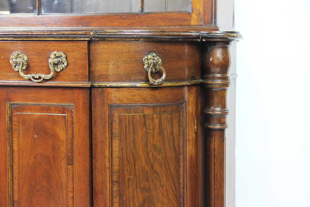 An early 20th century French rosewood display cabinet of slender proportions, - Bild 2 aus 2