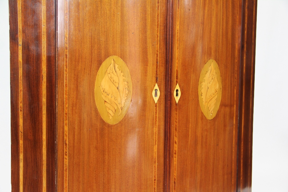 A George III inlaid mahogany bow front corner cabinet, with shell patera, - Bild 2 aus 2