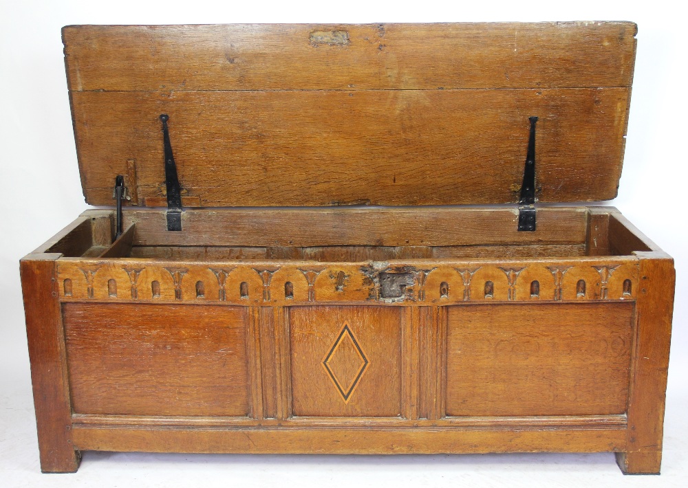 An early 18th century oak coffer, on stile feet, - Bild 2 aus 2