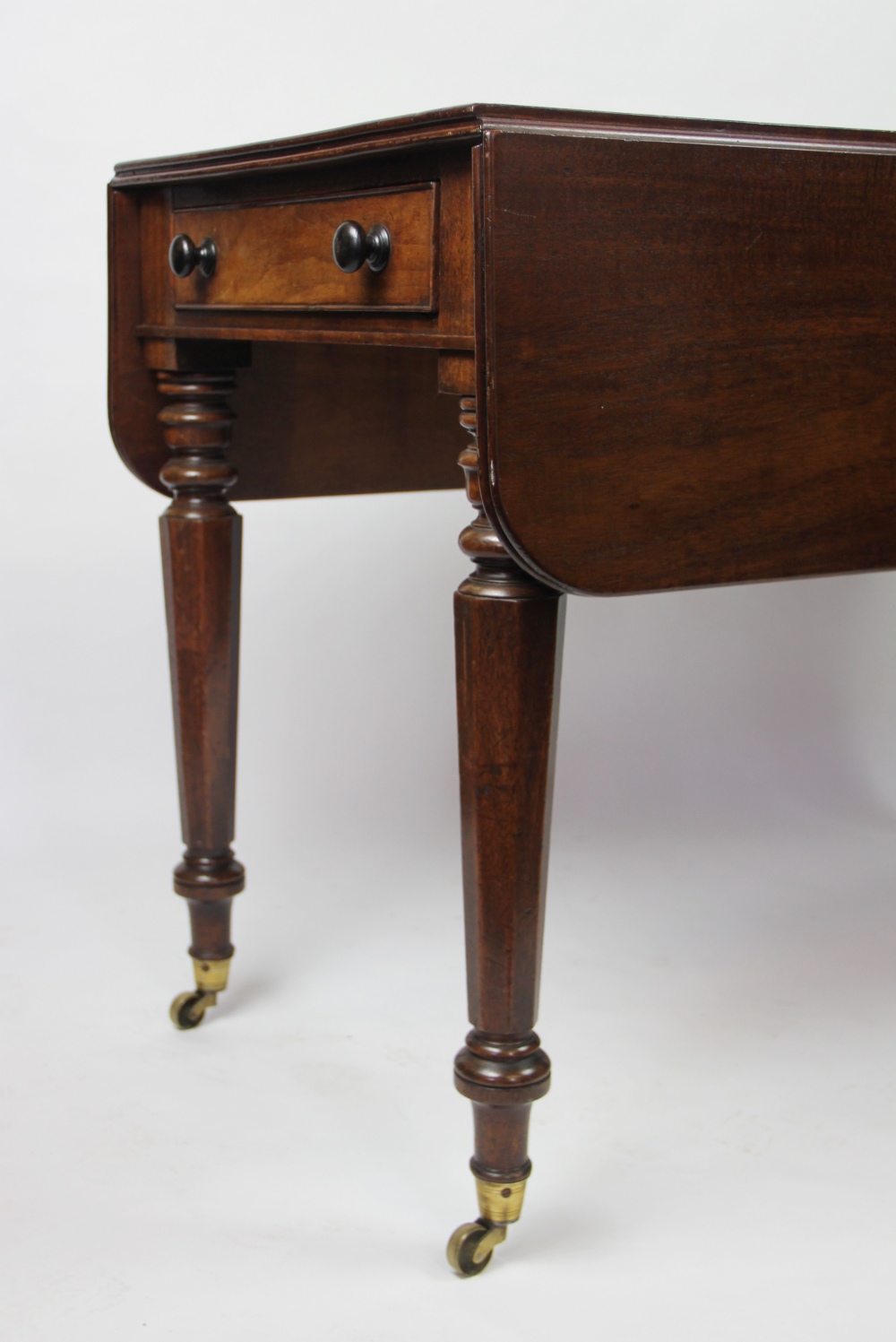 A William IV mahogany Pembroke table, with one real and one dummy drawer, - Bild 3 aus 3