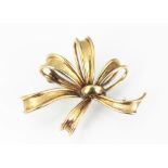 A 9ct yellow gold brooch Cropp and Farr, London 1959, in the form of a ribbon bow, 6.