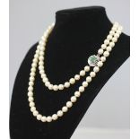 A single strand uniform cultured pearl necklace, each pearl of approximately 7mm diameter,