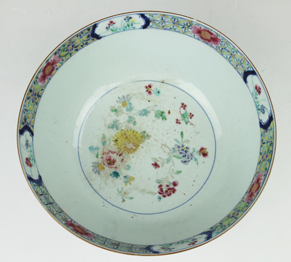 A Chinese 18th century bowl, Qianlong (1736-1795), - Image 3 of 5