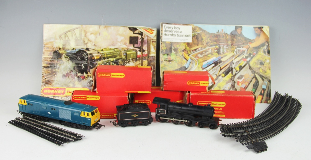 A selection of Hornby to include scale model R.132 Shell tank wagon, a R.124 G.W.R Brake van, R.