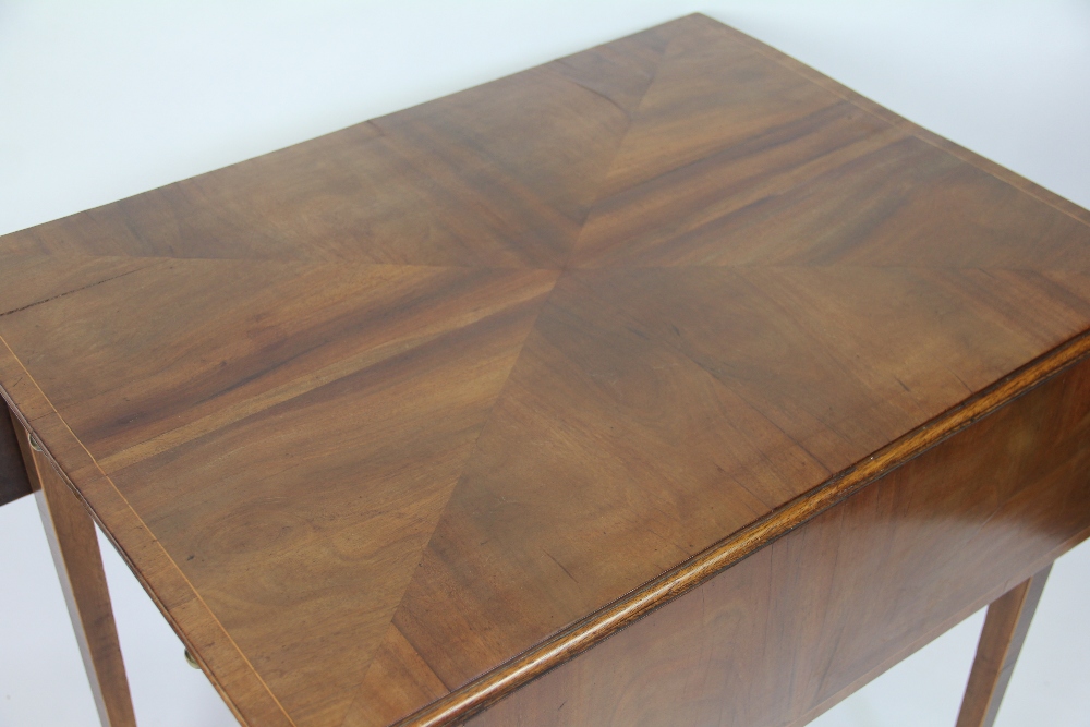 A late George III mahogany Pembroke table, with geometric veneered top, above a drawer, - Bild 2 aus 2