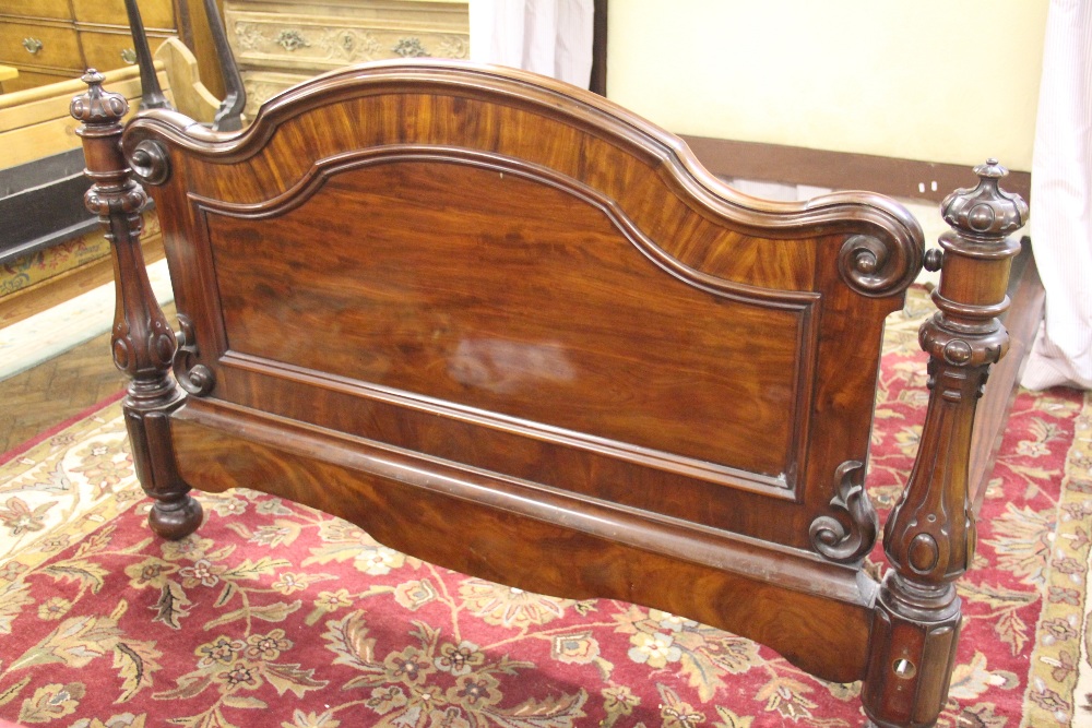 A Victorian and later mahogany half tester bed, with serpentine canopy and upholstered head board, - Bild 2 aus 8