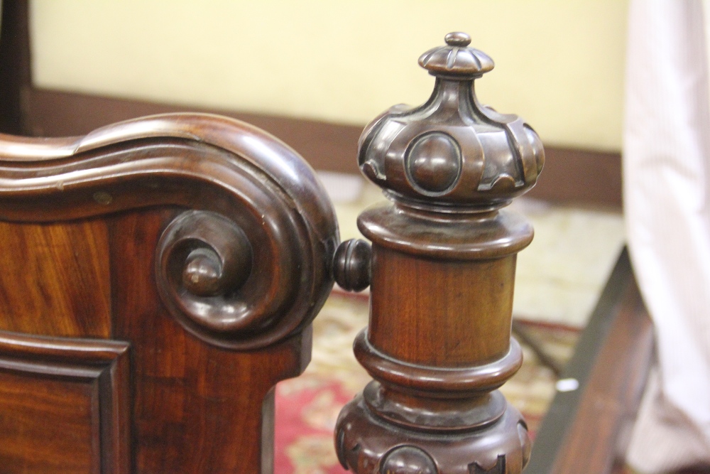 A Victorian and later mahogany half tester bed, with serpentine canopy and upholstered head board, - Bild 3 aus 8