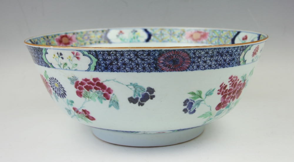 A Chinese 18th century bowl, Qianlong (1736-1795), - Image 2 of 5