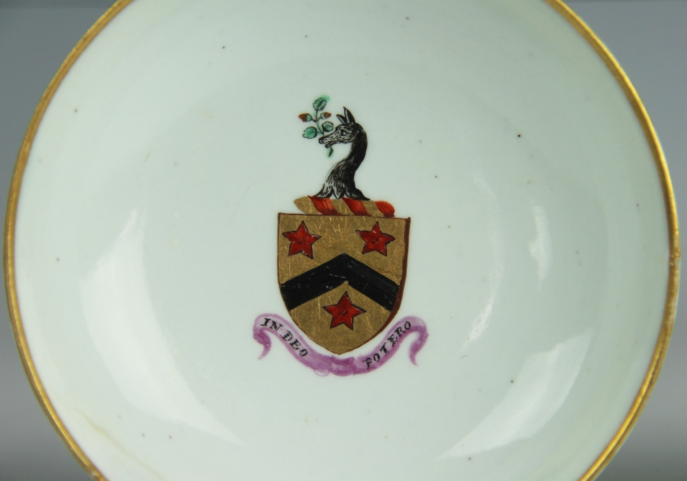 Five Lowestoft armorial porcelain saucers, circa 1790, - Bild 2 aus 2