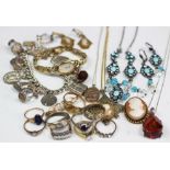 A collection of jewellery,