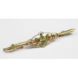 A Victorian 9ct gold, peridot and seed pearl set brook, 6cm,