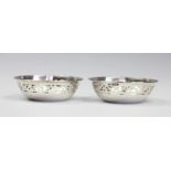 A pair of George V circular silver bon bon dishes, Walker and Hall, Sheffield 1931,