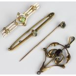A selection of jewellery, to include; a peridot and seed pearl set bar brooch stamped '9ct',