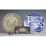 A willow pattern circular trial plate,