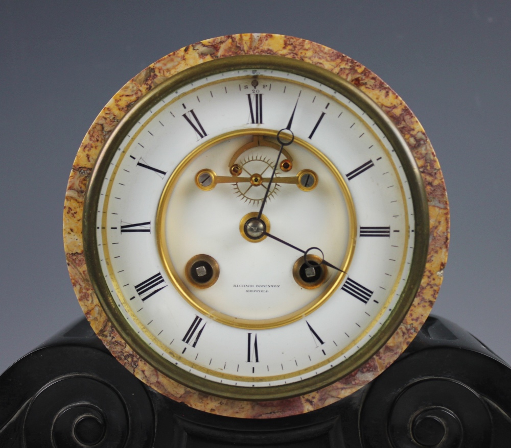 A late 19th century marble mantel clock, - Bild 2 aus 2