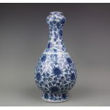 A Chinese blue and white porcelain Ming style suantouping vase, Wanli six character mark,