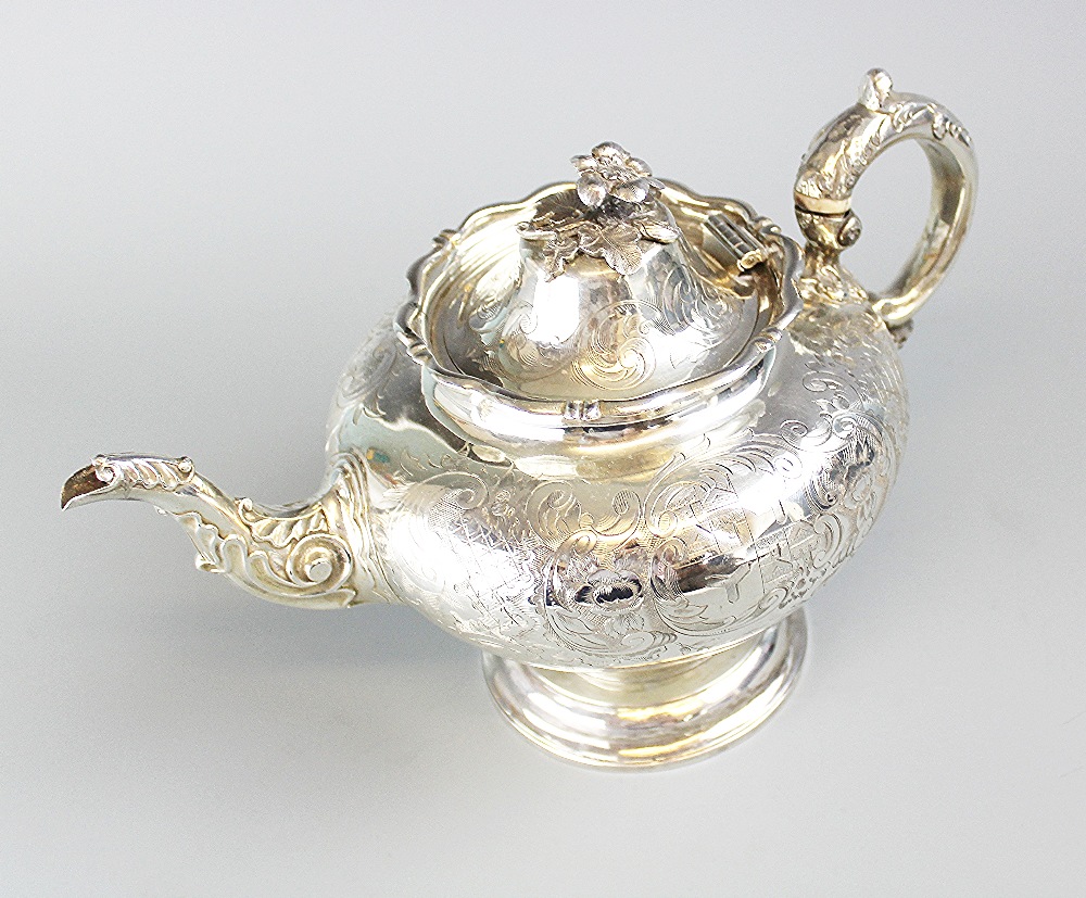 A Victorian Scottish silver teapot, David Crichton Rait, Edinburgh c. - Image 2 of 3