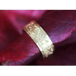 A 22ct gold band, engraved with foliate detail, weight 6.