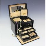 A collection of assorted jewellery to a jewellery case