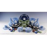 A quantity of Wedgwood cameo wares to include a trio of green jasper campana urns, 8.