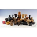 A collection of treen wares,