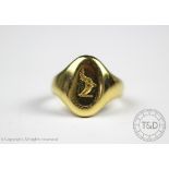 An 18ct yellow gold gentleman's signet ring, with engraved 'Primrose' family crest,