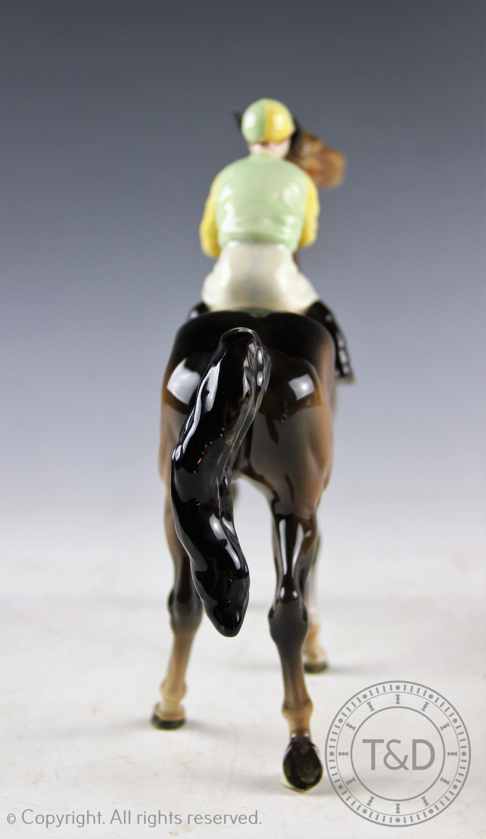 A Beswick Racehorse and Jockey - walking racehorse in brown colourway No. - Bild 3 aus 4