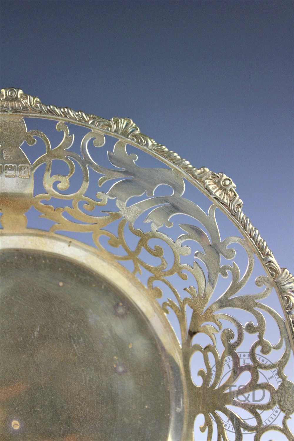 An Edwardian silver dish, London 1901, Josiah Williams & Co, of circular form, - Image 2 of 2