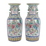 COPPIA VASI in porcellana decorata raffigurante "Scena di vita orientale". Cina XIX secolo Misure: h