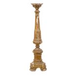 CANDELIERE in legno dorato. Italia XIX secolo Misure: cm 60,5