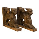 COPPIA FREGI in legno intagliato raffiguranti "grifoni". Italia XIX secolo Misure: cm 42 x 35