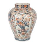 VASO in porcellana dipinta a motivo floreale (rotture e mancanze). Cina XIX secolo Misure: h cm 35,
