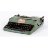 MACCHINA da scrivere Olivetti. Anni '70 Misure: cm 32 x 33 x h 9,5