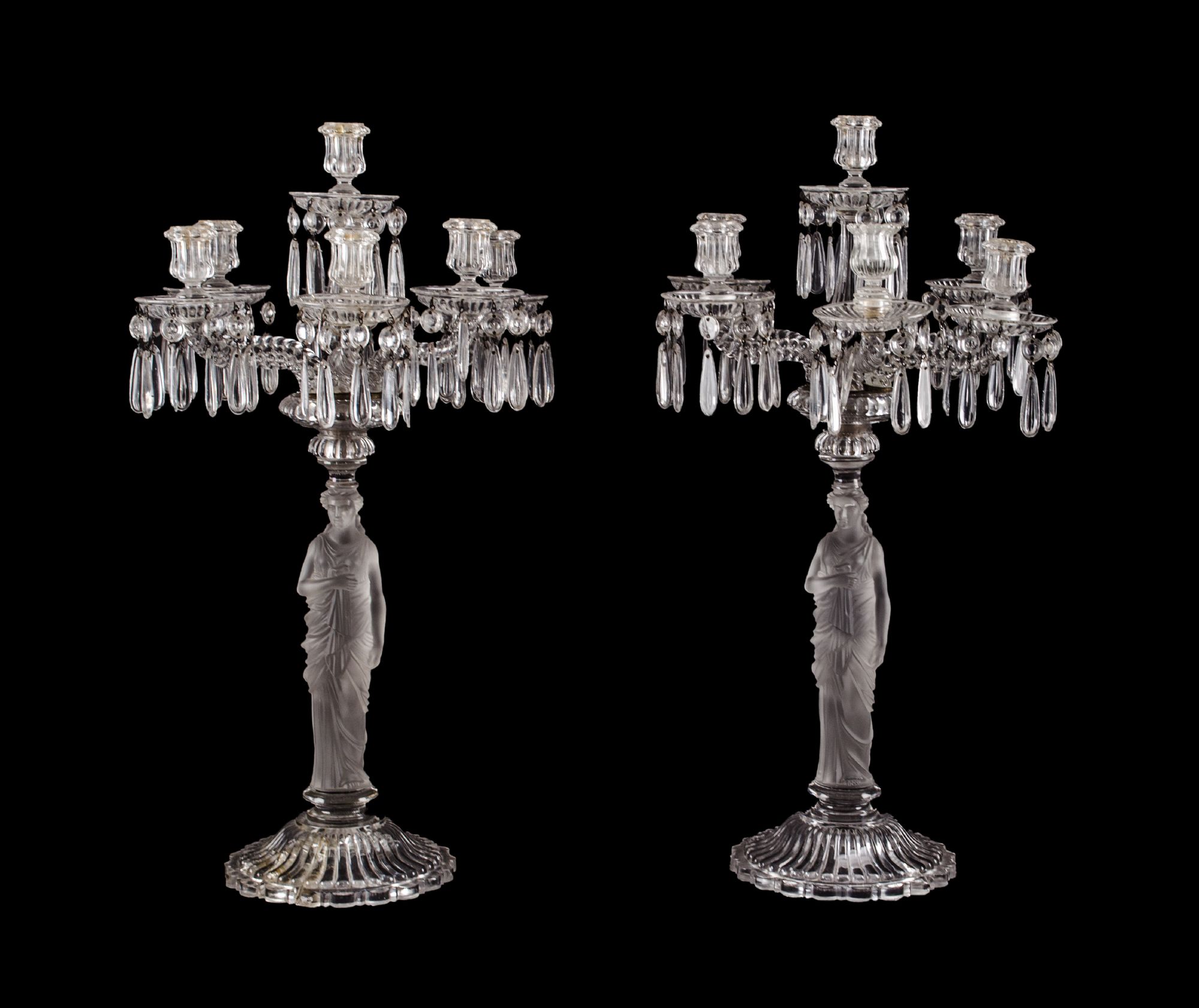 DUE CANDELABRI a sette fiamme stile Baccarat sorretti da figure neoclassiche (uno con braccio