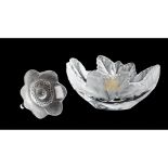 LOTTO composto da SCULTURA raffigurante "Fiore" in cristallo Lalique e da CENTROTAVOLA in