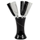 VASO in vetro di Murano nei toni del nero con sei FLUTES nei toni del bianco e del nero. XX secolo