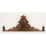 FREGIO in legno riccamente intagliato. XIX secolo Misure: cm 112 x 43