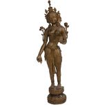 SCULTURA in bronzo "Divinita' orientale". Oriente XIX secolo Misure: h cm 134,5