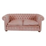 DIVANO due posti modello Chester in pelle rosa. XX secolo Misure: cm 179 x 90 x h 72