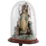 SCULTURA in schiuma di gesso "Madonna" entro campana in vetro. Italia fine '800 Misure: cm 40 x 25 x