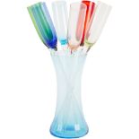 VASO con sei FLUTES in vetro di Murano colorato. XX secolo Misure: h cm 41