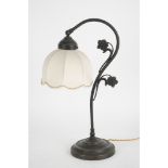 LAMPADA da tavolo stile Liberty in metallo brunito. XX secolo Misure: h cm 45,5