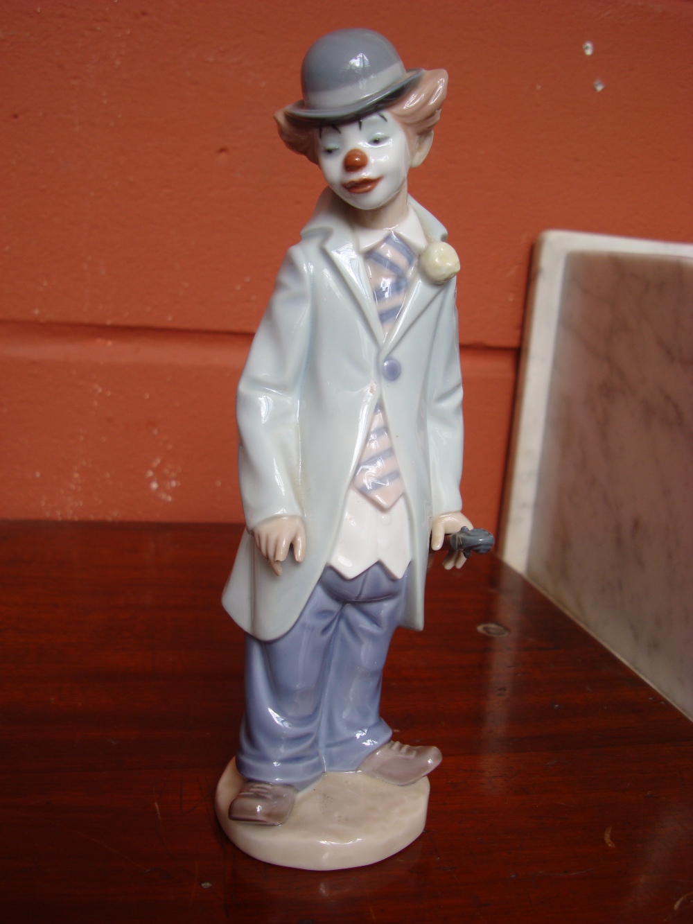 A Lladro porcelain ''Circus Sam with violin'', dated 1987, No 5472 by Francisco Catala.