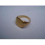 An 18 carat gold signet ring, with plain head, 6.2g.