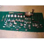 A mixed lot of silver, silver plate and stainless stell flatware, silver weighs approx 43.4g.