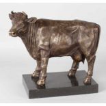 Bronze cow on black marble base, 21st Century. Dim. 28x30x15 cm. In good condition. Bronze Kuh auf