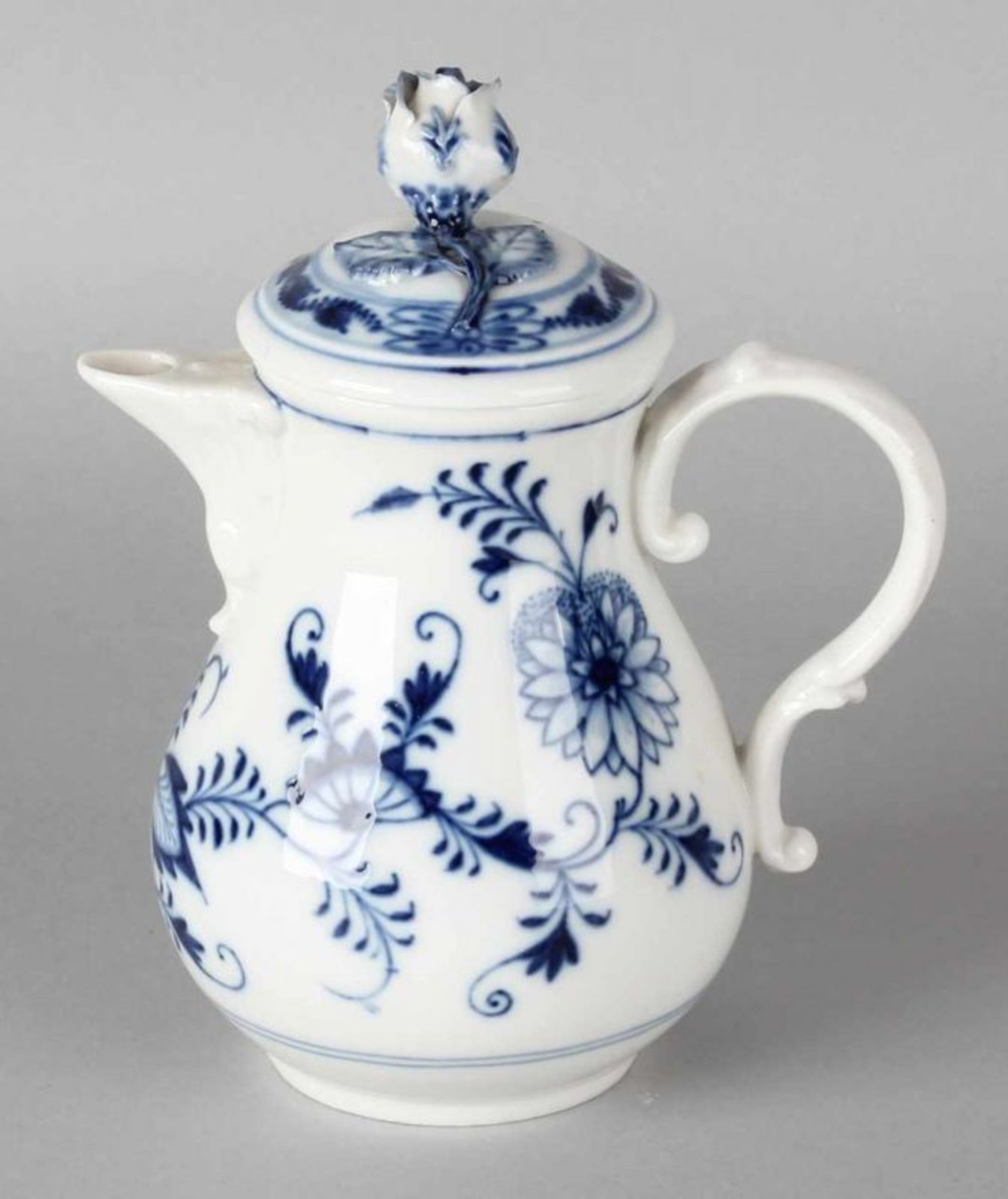 German antique Meissen porcelain moccakan around 1900 with Zwiebel Muster Decor (piece lid stop off)